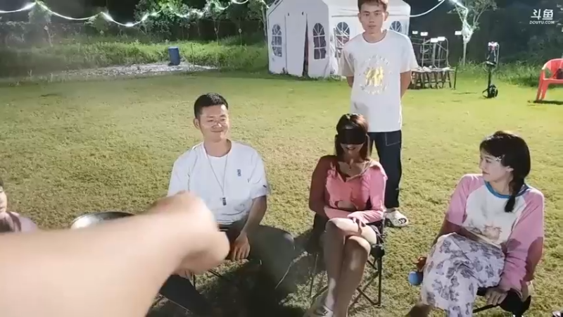 大哥送礼物指挥玩游戏，拳哥看五毒打肖哥头，节目爆炸