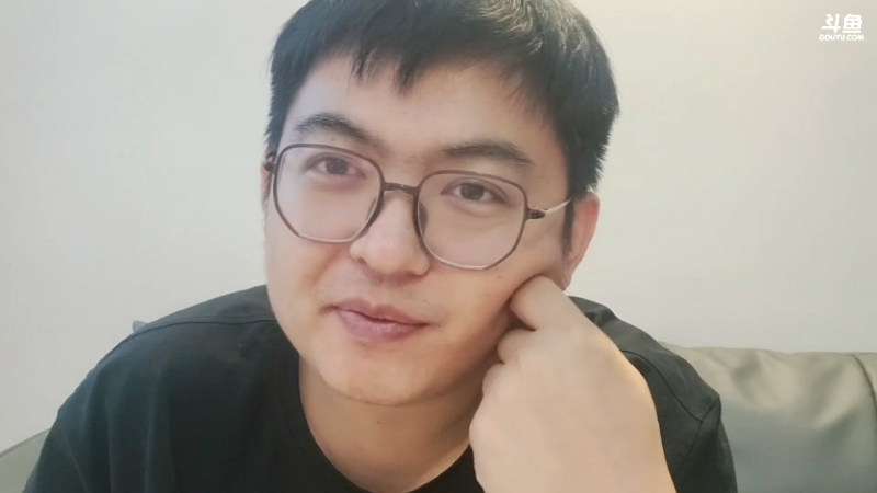 我在斗鱼看火力堂主直播户外