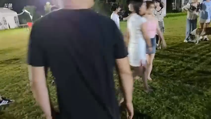 肖哥看女主播和大哥玩游戏，楠楠爬的很快啊