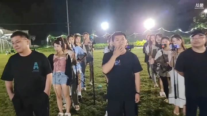 肖哥看四个大哥和女主播玩游戏，大哥玩的开心啊