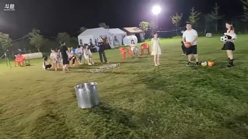 帅帅哥投球，女主播捡球，投中十多个，厉害啊