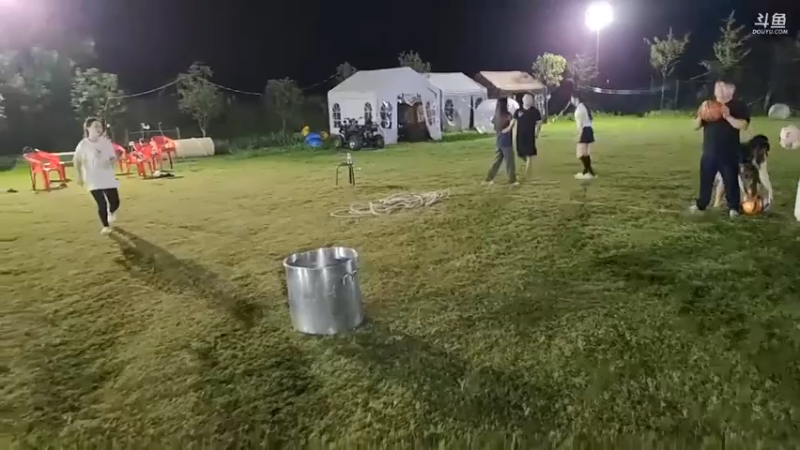 小鱼儿大哥投球，女主播负责捡球，投中了十多个