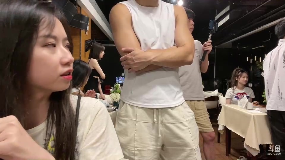 【2023-07-14 22点场】胸肌很大的良小伞：一元粉丝牌！钻粉卡！广州户外24小时直播