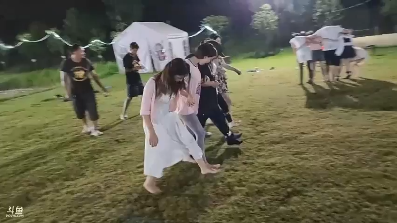 大哥和女主播绑着脚比赛走路，看哪队更快