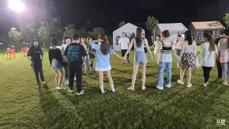 大哥和女主播玩抱团数字游戏，帅帅哥和仓鼠哥赢到最后