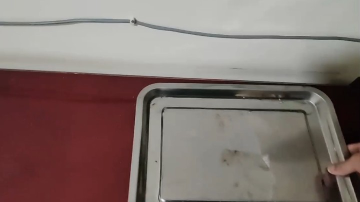 一个户外主播的小跟班给狗喂了几口水，狗喝一半的时候放了个屁。