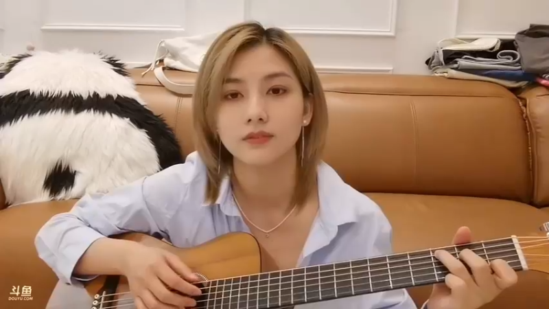 唐菲美女自弹自唱《董小姐》很好听的