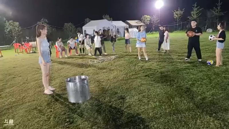 肖哥看大哥投球，女主播负责捡球，投中18个，厉害