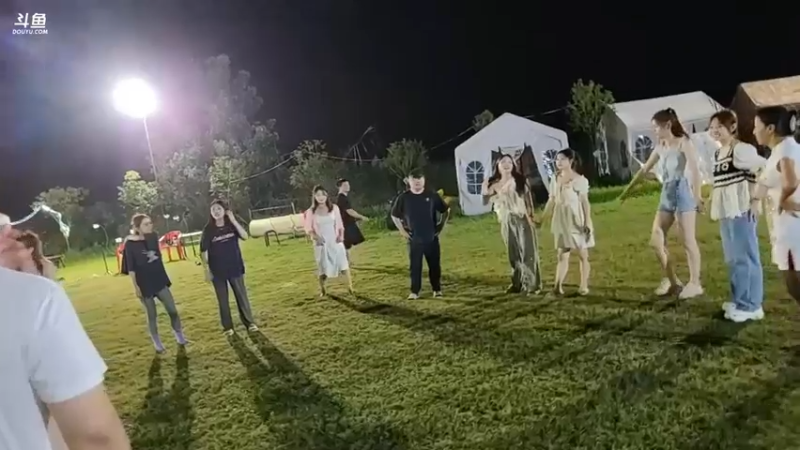 大哥和女主播玩游戏抱团娱乐，大哥玩的开心啊