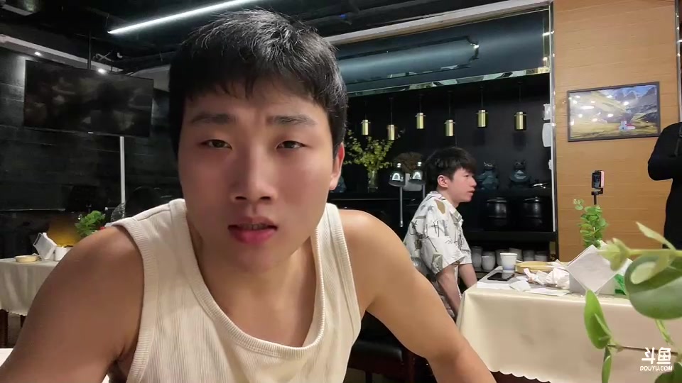 【2023-07-15 12点场】胸肌很大的良小伞：1元粉丝牌 广州24小时户外直播 钻粉卡