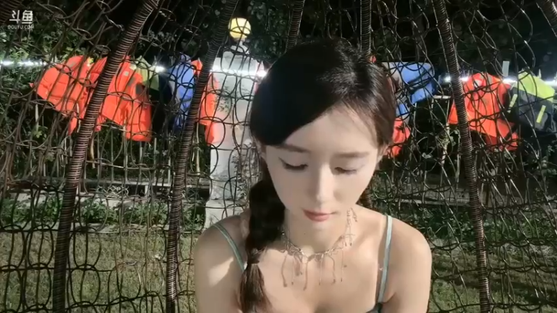 美女素素吃完涂口红好看啊