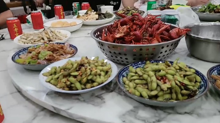 每天消费女主播的肖创佳（肖琴）只让有钱人和团队合作人正常吃饭