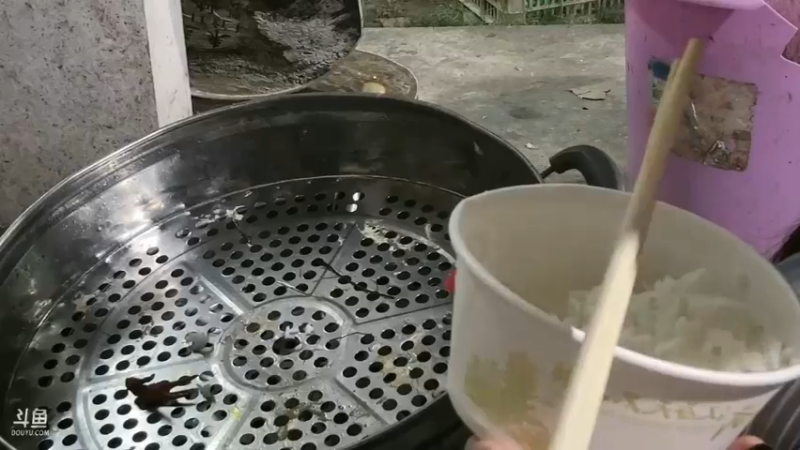 素素吃白米饭，为了好吃去小龙虾蒸笼找油