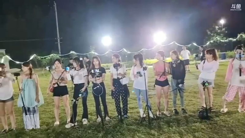 肖哥公布今晚玩游戏的规则，大哥和女主播分队比赛