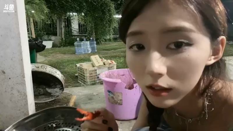 美女素素对着小龙虾的脚开始了沉思