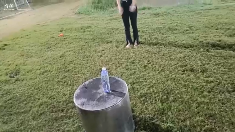 帅帅哥和美女素素楠楠等人玩游戏，楠楠抽牌好搞笑