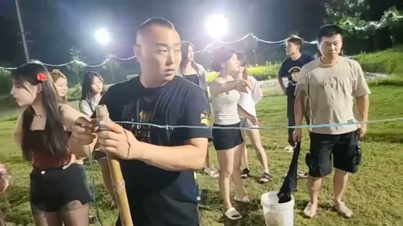 肖哥看仓鼠哥和小夹子等人玩游戏，投球和抽牌很费时