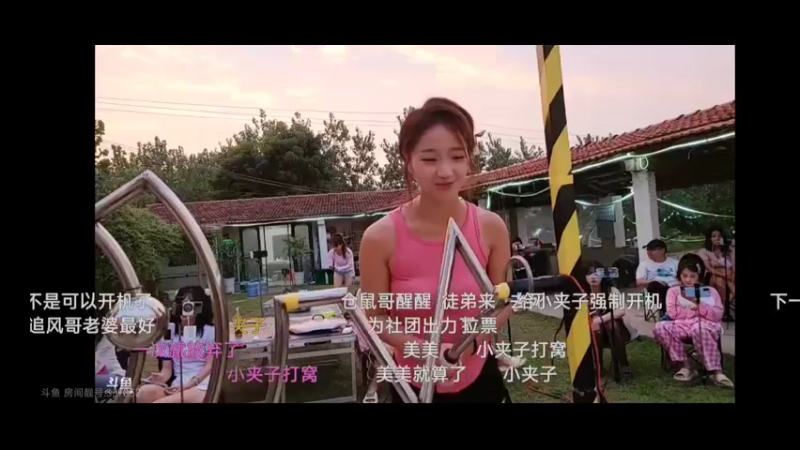 美女小夹子玩游戏过电圈，太难了，费礼物啊