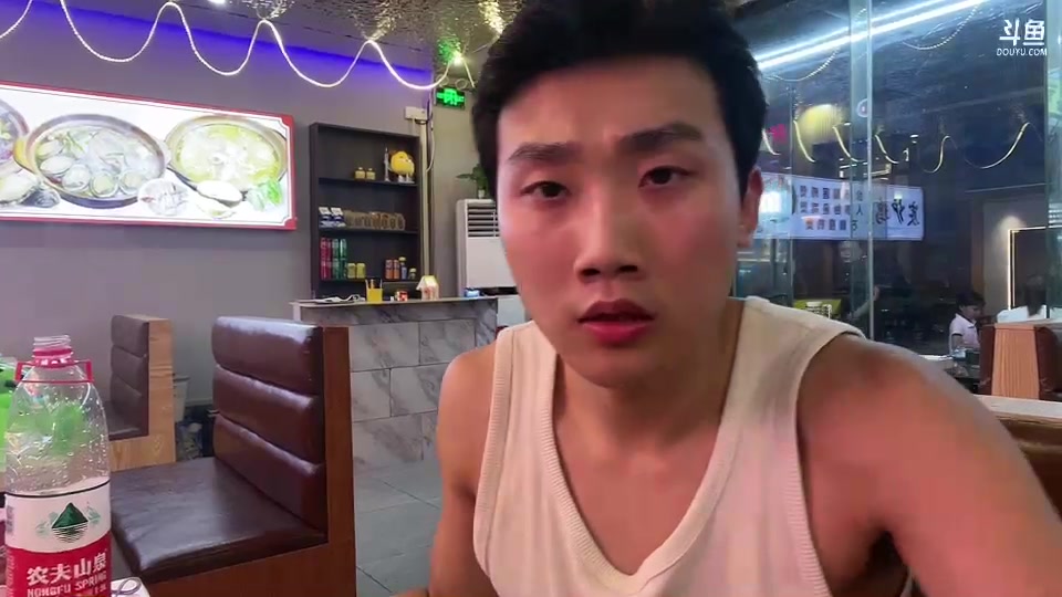 【2023-07-15 23点场】胸肌很大的良小伞：1元粉丝牌 广州24小时户外直播 钻粉卡