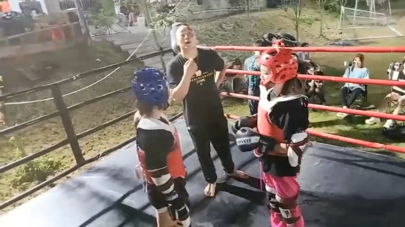 大熊猫坐着发呆，好可爱啊