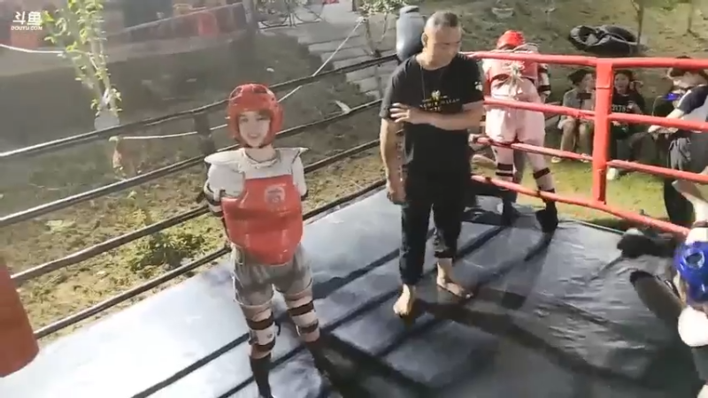 美女小梦仙和小慧打八角笼