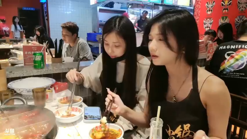 茵妹妹在重庆和朋友吃火锅