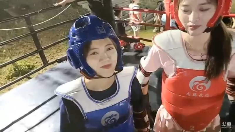 美女苏苏和草草打八角笼，苏苏身高优势全程压制