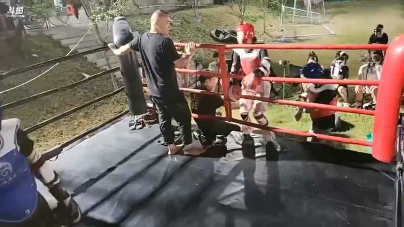 美女楠楠和老圆子打八角笼，结果楠楠完胜，力量压制