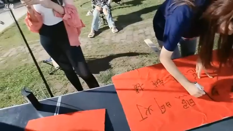 肖哥看超级VIP女主播和大哥一起吃大餐了，今天小龙虾呢