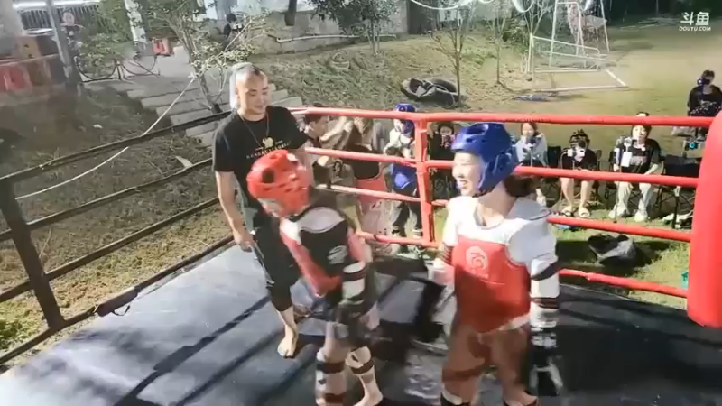 美女小夹子和安安打八角笼，小夹子居然完胜