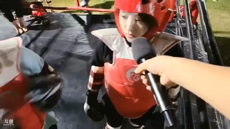 美女花花和十一打八角笼，结果十一完胜