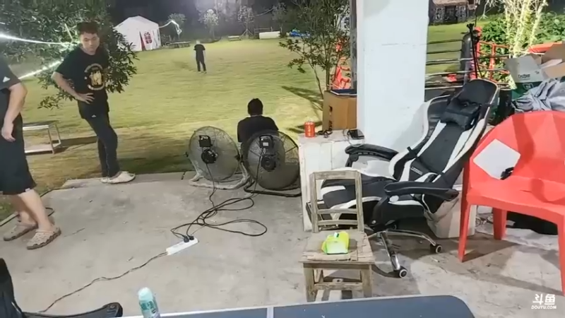 肖哥和美女超管聊天，吐苦水 不容易啊