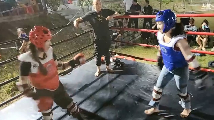 强强对决，楠楠和雪碧打八角笼，结果雪碧获胜，好精彩