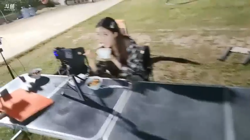 肖哥给小白和火箭安排了大餐，小白开心啊，比肖哥吃的好