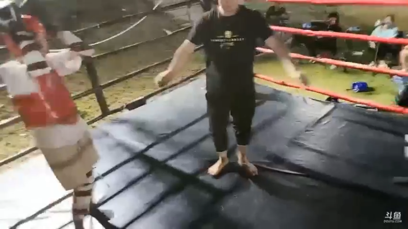 美女素素和贝贝打八角笼比赛，素素赢了