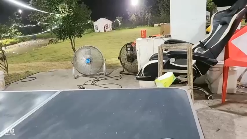 肖哥想让超管带点小龙虾走，超管说你辛苦啊