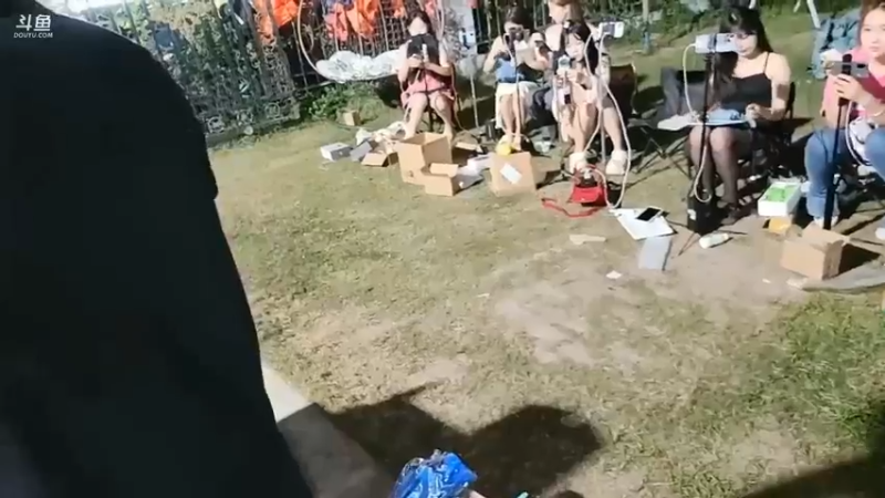 女主播拍卖大哥的礼物，老圆子血赚十个飞机啊