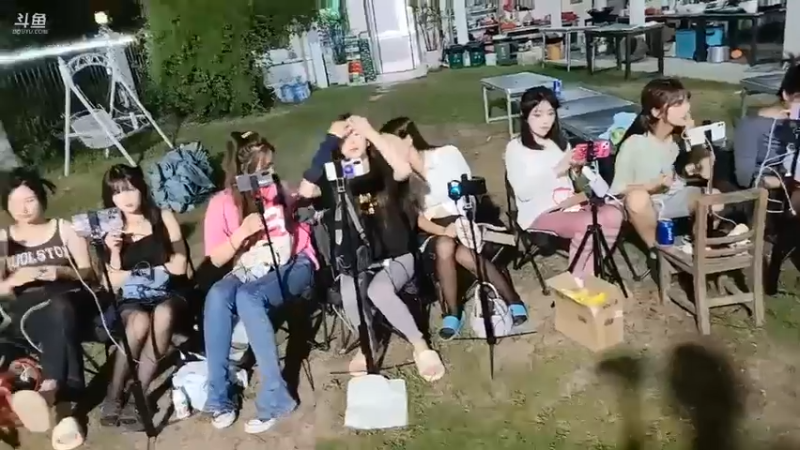 鹅妹拍卖到大哥送的毛鸡蛋，现场吃一个，美滋滋啊