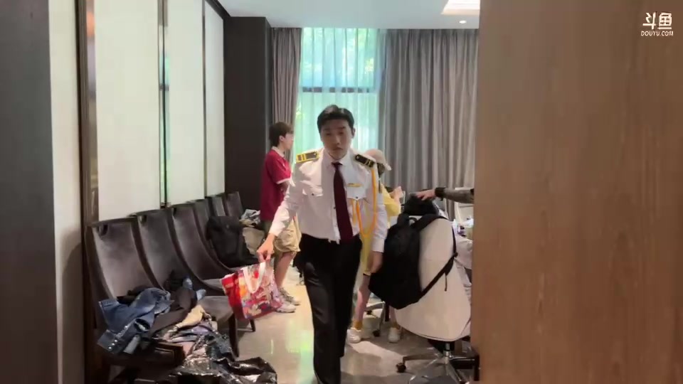 【2023-07-18 13点场】胸肌很大的良小伞：18号早8点直播解说杯宣传片拍摄！钻粉卡