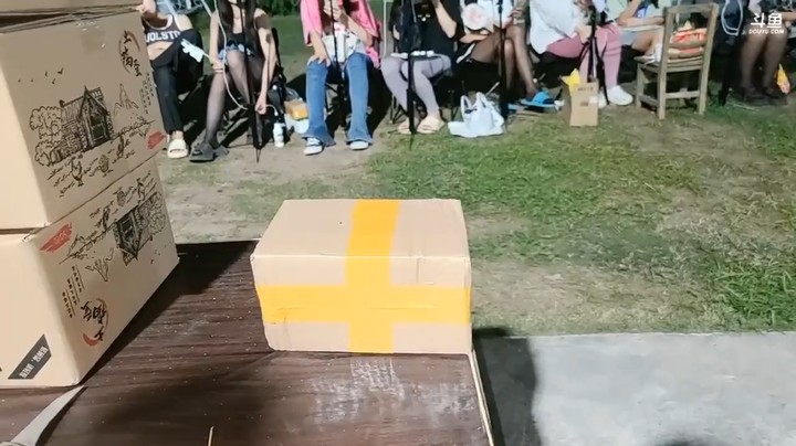 帅帅哥一个火箭拍卖的好东西被吓一跳，送给花花了