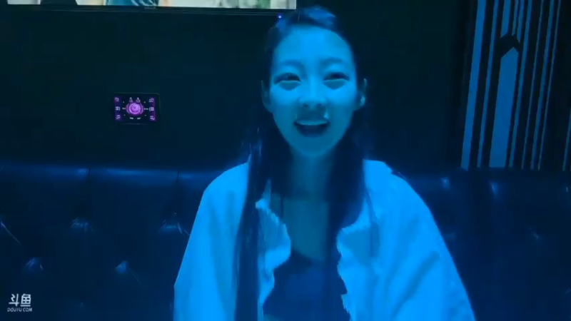 美女咩咩在KTV听大哥唱歌很好听啊