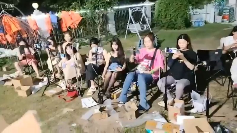 女主播拍卖大哥礼物，鹅妹和贝贝竞拍好精彩