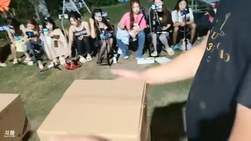 美女十一拍卖到一个尿壶好搞笑，哈哈哈