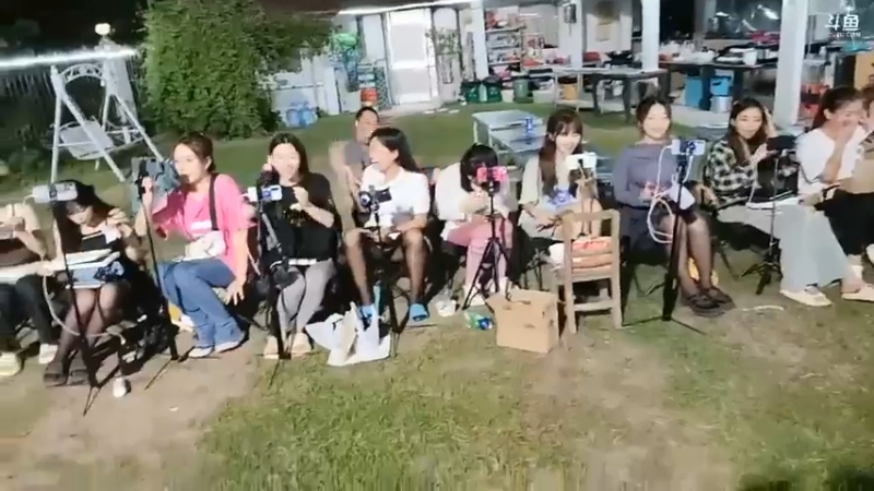 女主播拍卖大哥送的礼物，小草血赚啊