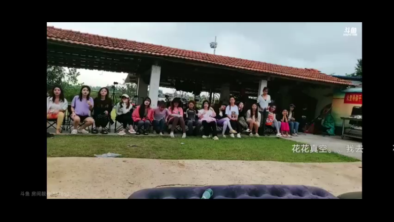 抢答题比赛，女主播很积极啊