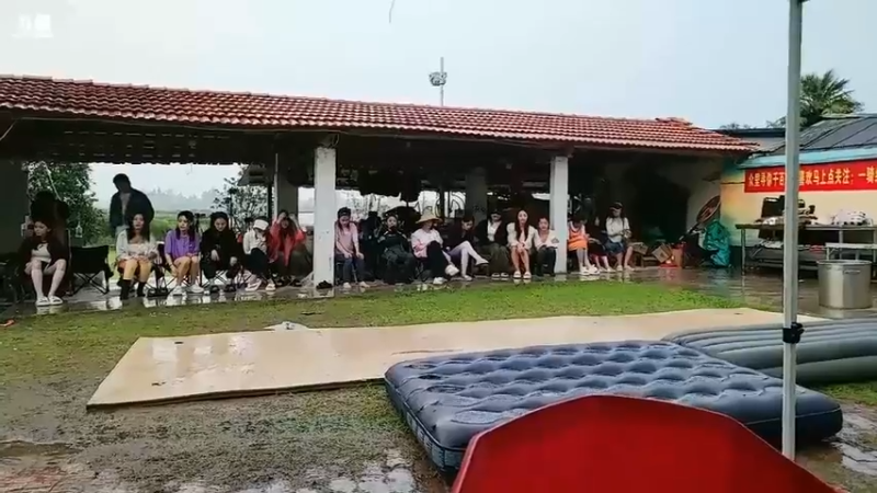 知识竞赛答题，女主播还是很踊跃的