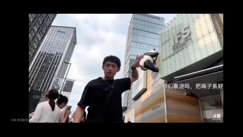 博哥一个人在成都户外拍照