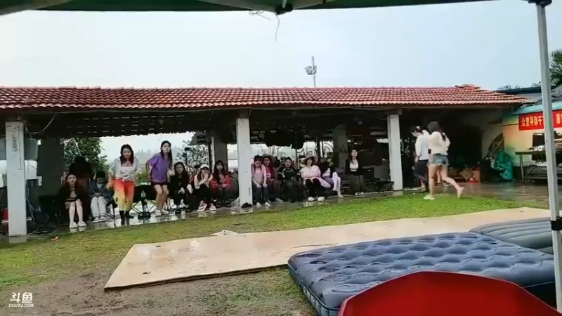 抢答题比赛，女主播花花连续答对，厉害啊