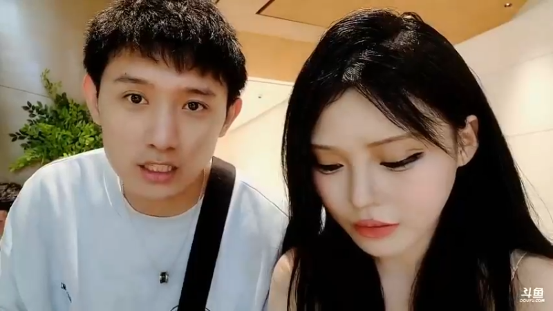 博哥和美女聊天，美女能说会道很会说