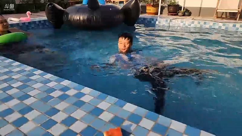 好小的游泳池